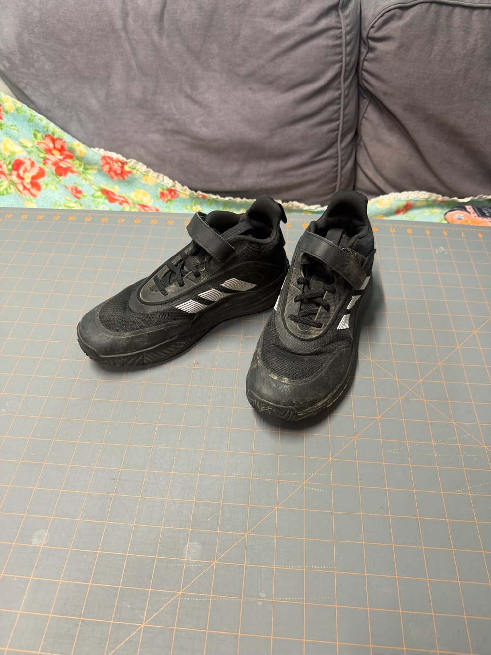 Black Men's Athletic Sneakers with Hook-and-Loop Strap 6 has flaws
